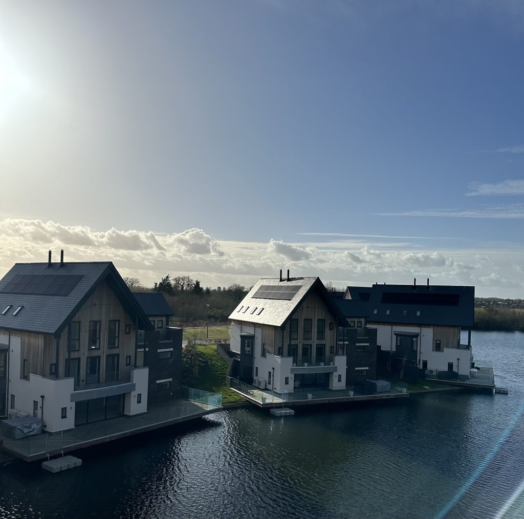 houses on lake